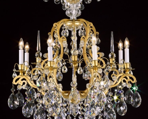 Diameter: 27 inches<br>Length: 36 inches<br>Lights: 8<br>Crystal: HH, HG, SP, ST<br>Finish: Gold, Silver